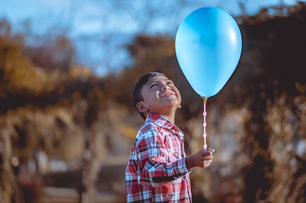 작은 아이 ballon 들고