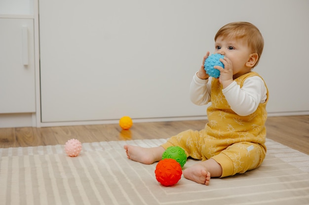 小さな子供が感覚球で遊んでいる