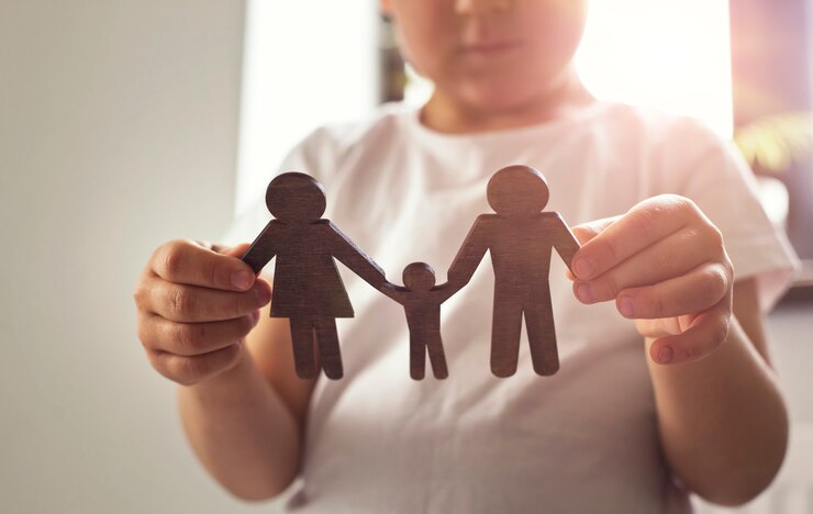 お母さん、お父さん、子供の木の形を手にした小さな子。家族を夢見る子供の概念