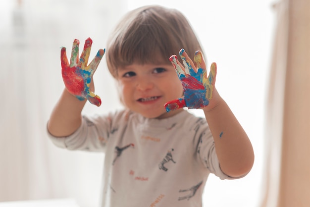 写真 芸術家のような小さな子供の絵