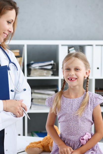 Photo little child at pediatrician reception