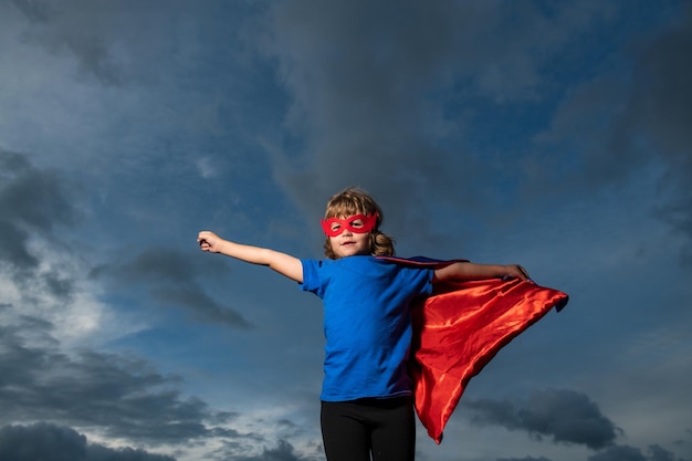 Supereroe del piccolo bambino con il concetto di motivazione di successo del mantello dell'eroe