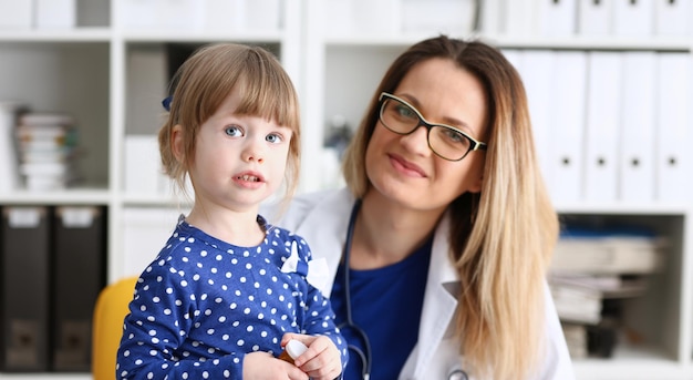 Photo little child with mother at pediatrician reception