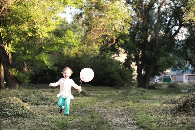 写真 小さな子供たちが公園を歩いています。