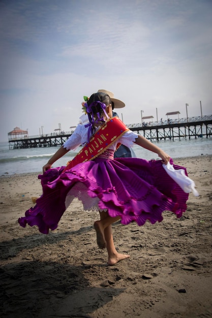 페루 Huanchaco Trujillo 리마에서 마리네라 춤을 추는 어린 아이들