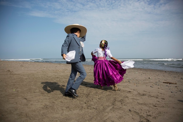 페루 Huanchaco Trujillo 리마에서 마리네라 춤을 추는 어린 아이들