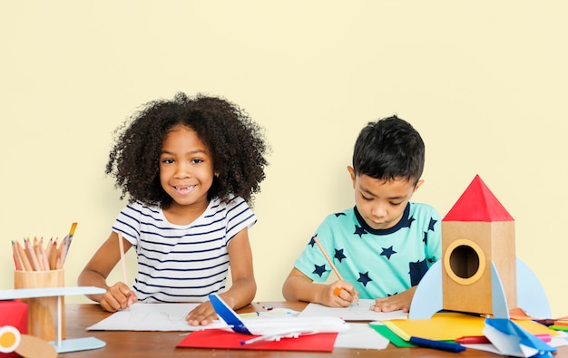 Piccoli bambini che disegnano concetto di schizzo