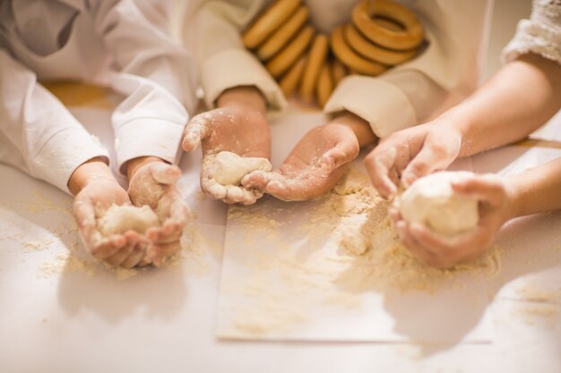 Foto bambini piccoli sotto forma di chef per cucinare un delizioso