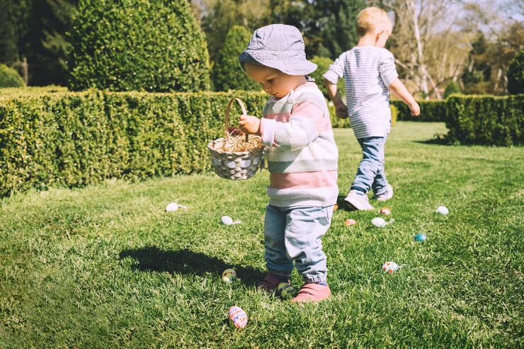 Photo little children gathering painted decoration eggs in spring park kids hunt for egg outdoors festive family traditional play game on easter colorful easter eggs in basket