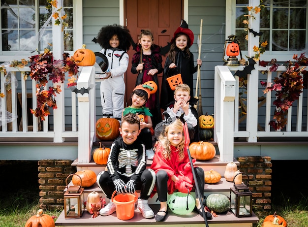 Foto i bambini piccoli in costumi di halloween