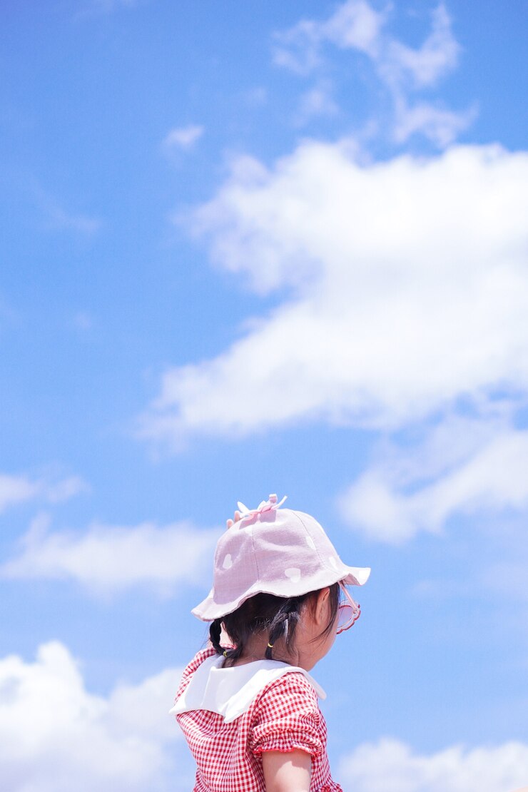 Photo 小さな子供たちは腕を空に上げます
