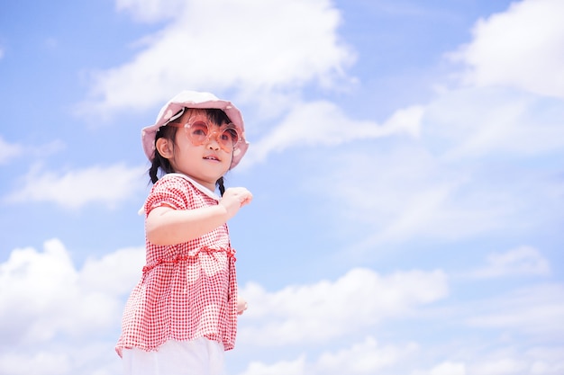 写真 小さな子供たちは腕を空に上げます