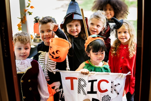 Photo little children trick or treating on halloween