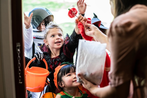 Foto i bambini piccoli scherzano o trattano halloween