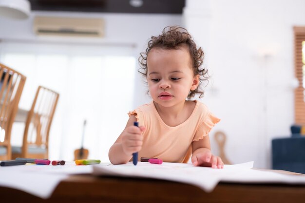 小さな子供の想像力は母親と一緒に彩色の筆で描かれた絵画で表現されています