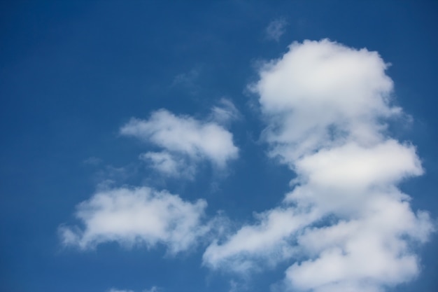 Foto piccole nuvole nel cielo e sfuocato