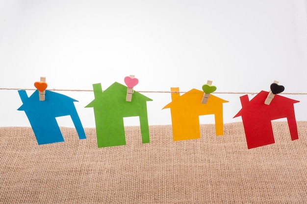 Photo little colorful paper houses attached on a string