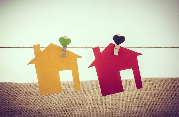 Photo little colorful paper houses attached on a string