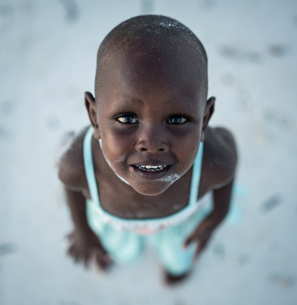 해변에서 귀여운 아프리카 소녀