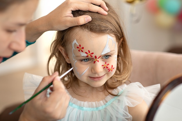 誕生日パーティーのフェイスアートを持つ小さなかわいい子供フェイスアート絵画ハロウィーンパーティーお誕生日おめでとう