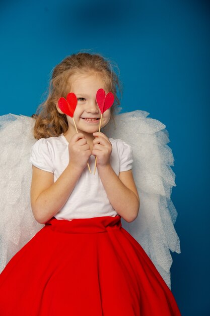 Piccoli angeli ragazza carina su sfondo blu per san valentino