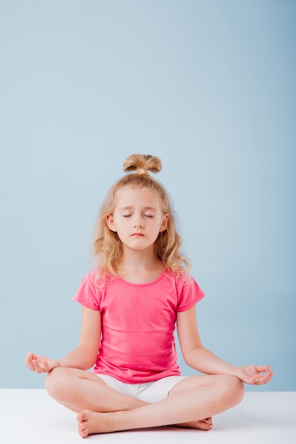 Фото Маленькая милая девушка в положении йоги