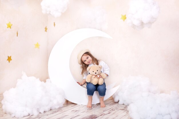 Photo little cute girl playing with teddy bear