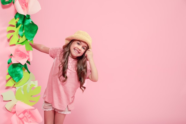 Foto bambina carina in cappello estivo