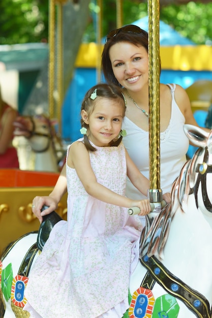 Photo little cute girl with her mother in park