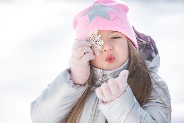 雪の結晶をかわいい女の子