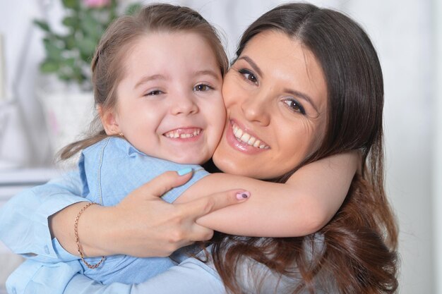 Foto la bambina con la madre