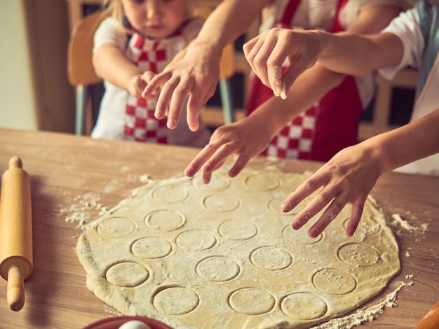 Foto piccole figlie che cucinano insieme nella cucina di casa. concetto di famiglia e stile di vita felice.