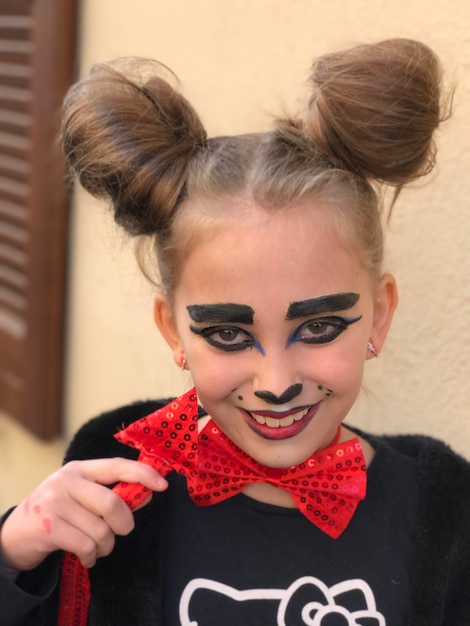 Foto piccolo trucco di halloween del diavolo