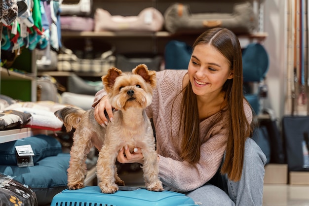 Piccolo cane al negozio di animali con il proprietario