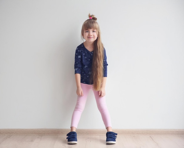 Photo little fashion girl posing in light room