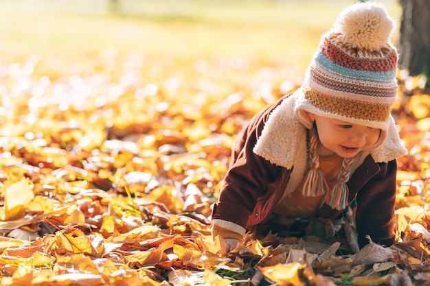 Piccolo parco autunnale per bambini alla moda ed elegante