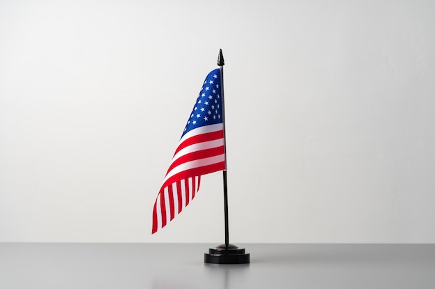 Photo little flag of usa on gray table close up