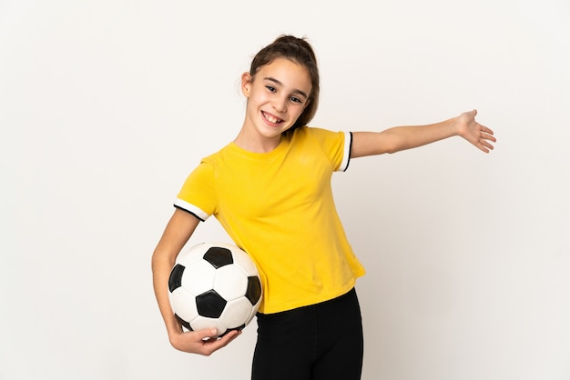 Фото Маленькая девочка футболиста изолирована на белом фоне, протягивая руки в сторону для приглашения приехать