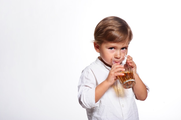 新鮮なジュースを飲んで少し変な少年