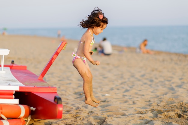 Bambina sulla spiaggia