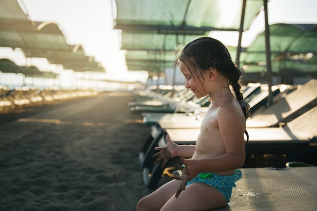 Bambina sulla spiaggia