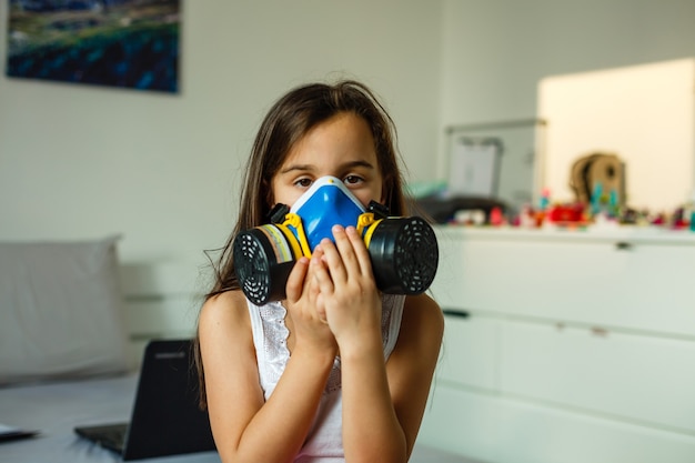 Photo little girl in a big protective mask