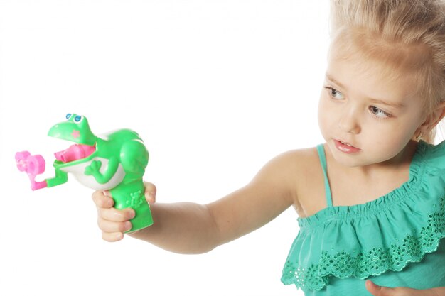 Photo little girl blowing soap bubbles