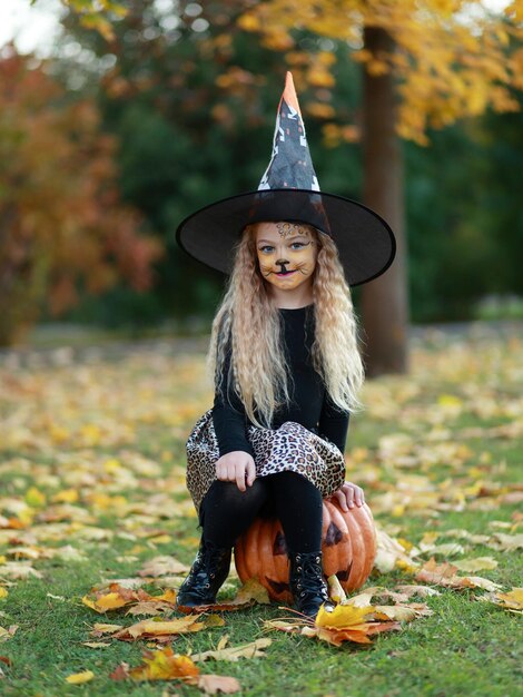 少女は公園でハロウィーンを祝う