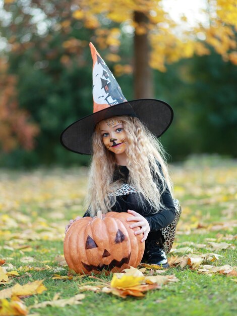 少女は公園でハロウィーンを祝う