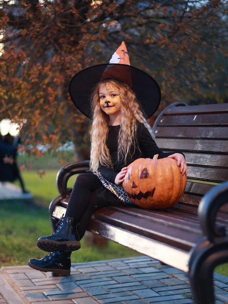 少女は公園でハロウィーンを祝う