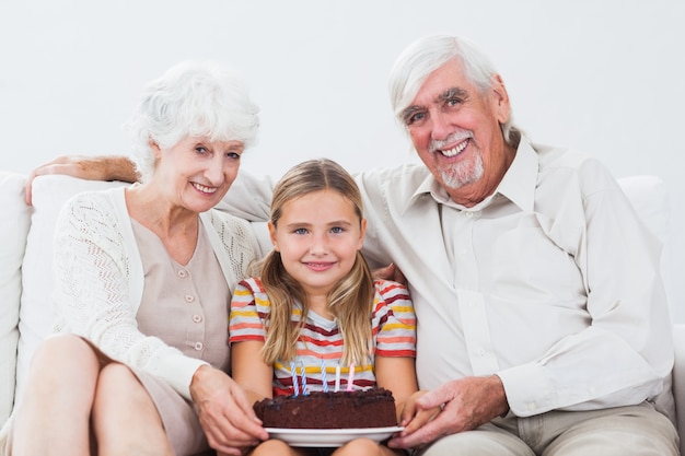 祖父母と誕生日を祝う小さな女の子