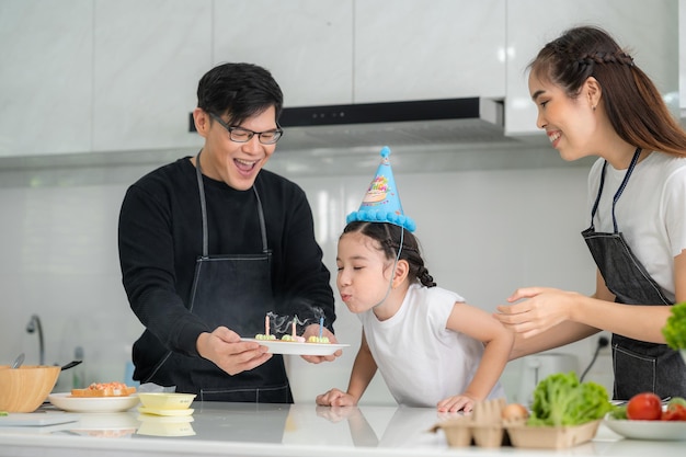 Foto bambina che festeggia il suo compleanno