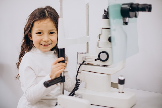 Bambina che controlla la sua vista al centro di oftalmologia