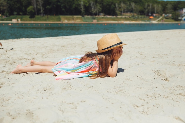 Foto una bambina con sindrome di down si trova sulla spiaggia la vita normale dei bambini con sindrome di down